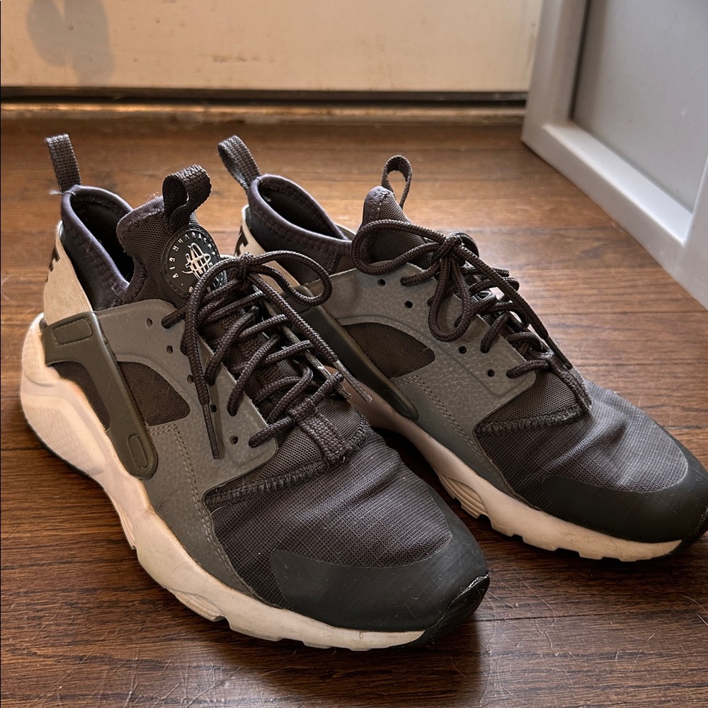 Nike Air Huarache- youth size 6- Women’s size 7.5